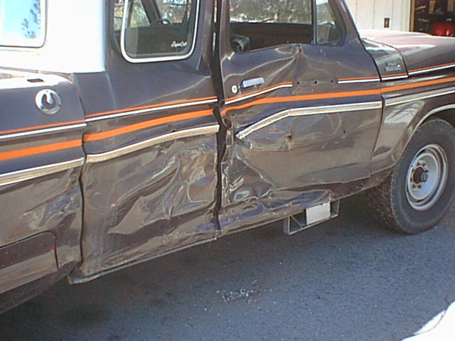 Another damage shot of the parts truck, The bed took a good blow as well as the cab. No rust but a lot of fixing!