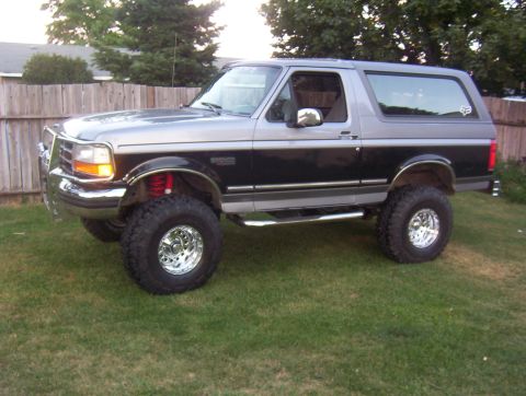 1994 Ford Bronco - This lifted 1994 Ford Bronco features aftermarket chrome wheels and a two-tone paint scheme.