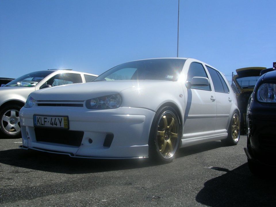White Volkswagen Golf Mk4 with gold aftermarket wheels and body kit. License plate KLF 44Y