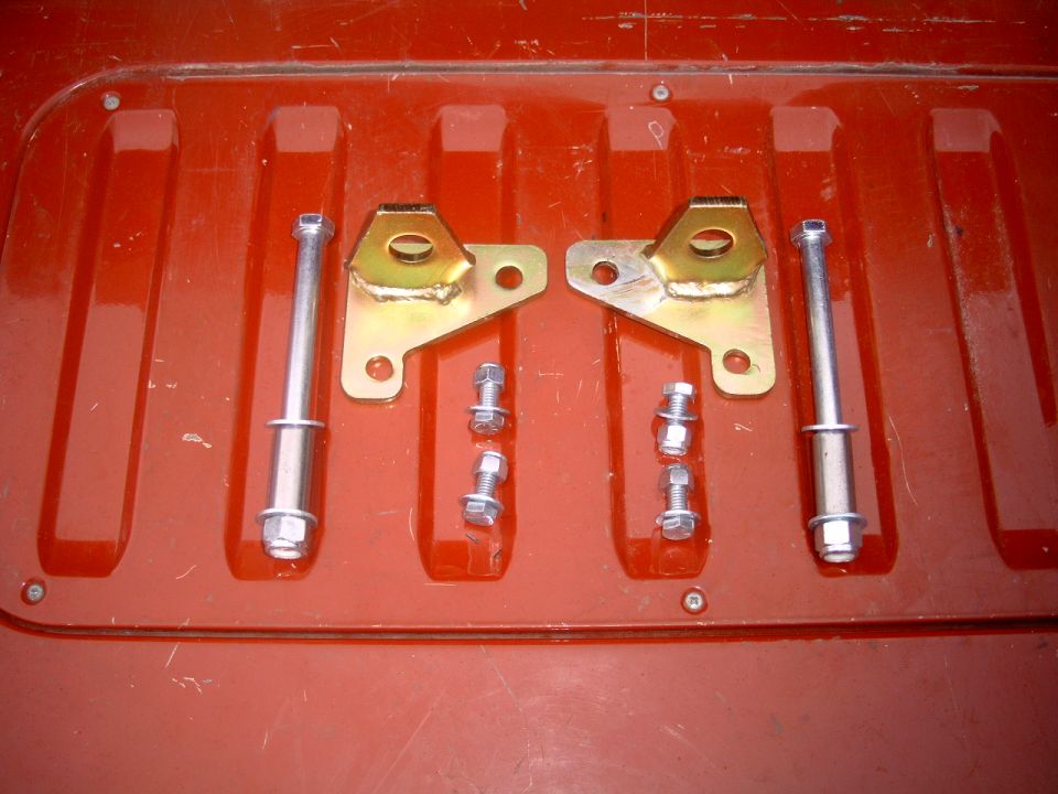 This is what comes in the kit. The only complaint so far is the lack of quality hardware. Grade 5 Bolts and the wrong size mounting bolts. I'll never understand why  Skyjacker will send 3/8" Bolts to go into a 1/2" hole.