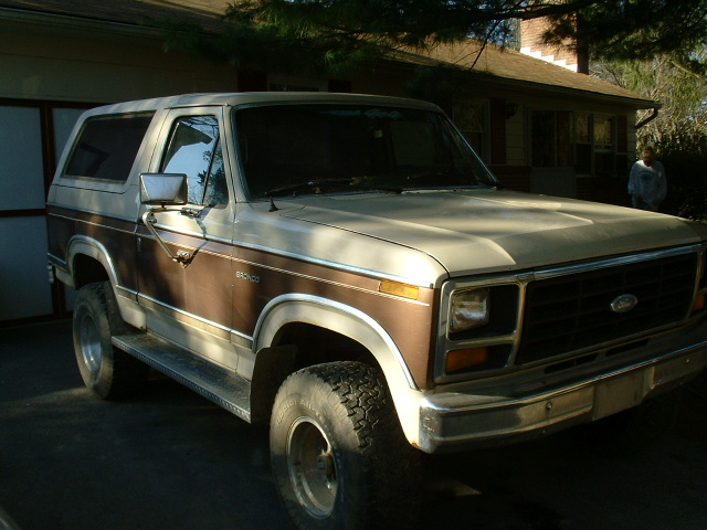 1982 Ford Bronco, 3q-front view, two-tone brown and tan