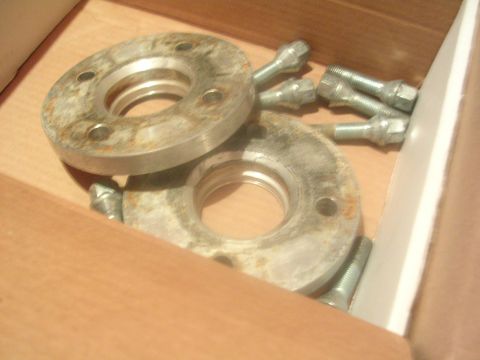 1990 Volkswagen Corrado - A pair of wheel spacers and lug bolts are shown inside a box.