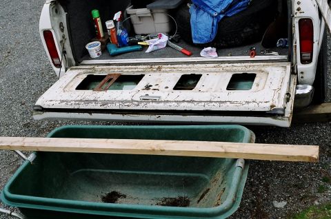 1979 Ford Bronco - Step one, got the glass down and tailgate open.