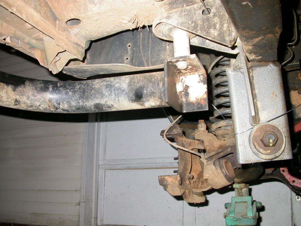 Front Nerf bar mount, mounts on body mount bolt