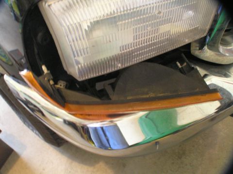 2000 Ford Excursion - Close-up of the front corner light assembly on a 2000 Ford Excursion, likely for a parking light bulb replacement.