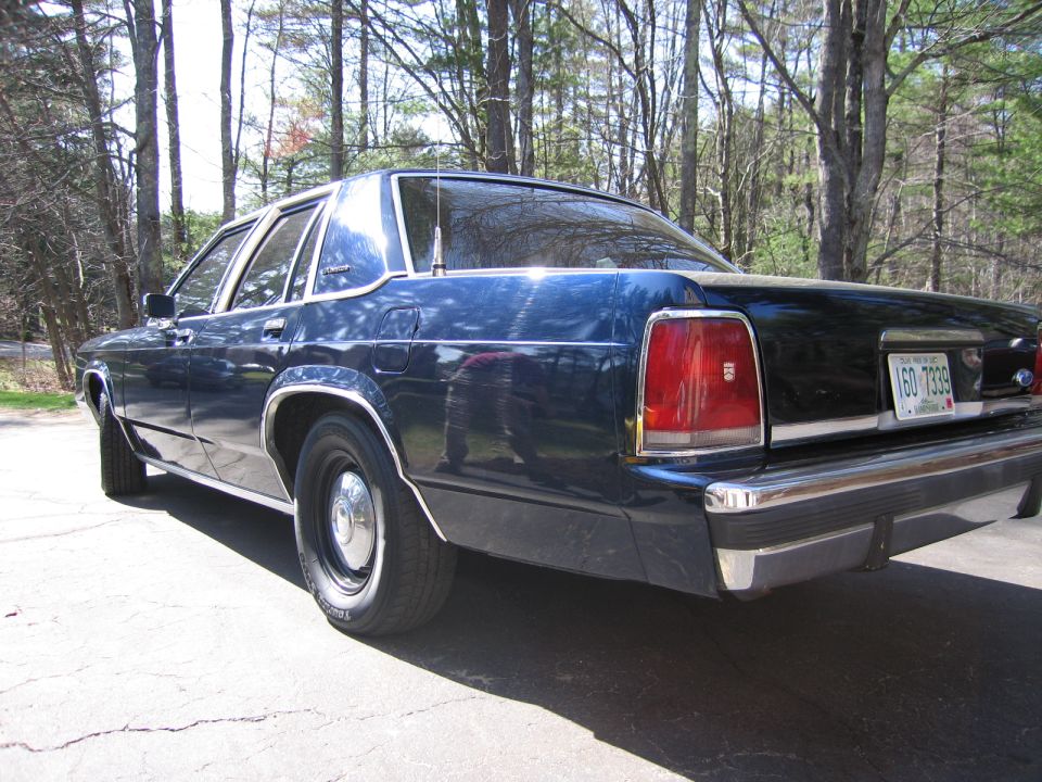 1991 Ford Crown Victoria LTD rear quarter view, dark blue paint, chrome bumper, license plate 160-7339
