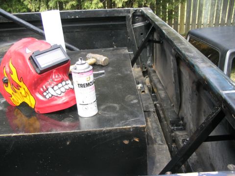 1986 Ford Bronco - Here is what holds the tailgate skin in place .. simple enough