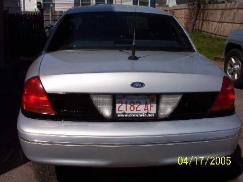 1999 Ford Crown Victoria - Rear view of a 1999 Ford Crown Victoria, showing the license plate and a website address.