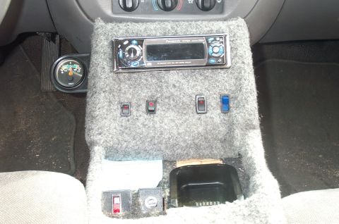 1999 Ford Crown Victoria - Top of console, cd player gauge and buttons.