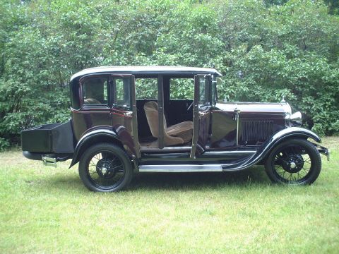 1929 Ford Model A - Side view of a 1929 Ford Model A sedan, showing its interior and rumble seat.