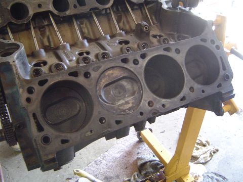 1979 Ford Bronco - Got the drivers side head off.