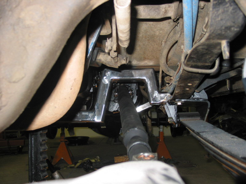 Clearance for front drivshaft through tunnel.