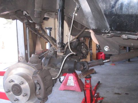 1994 Jeep Cherokee - Front axle and suspension of a 1994 Jeep Cherokee undergoing maintenance.