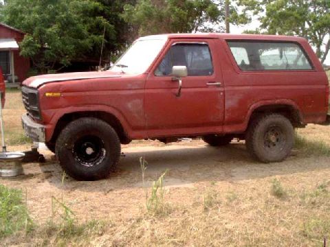 1986 Ford Bronco - 33" tires on front, 31" tires on rear