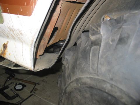 1981 Ford Bronco - This is the clearance between the tire and rear of the inner fender witht tire turned to full lock. Not much vertical movement available.