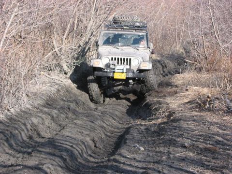 1985 Ford Bronco - John Flexing with his sway bars diconnected. Rubbing on the fenders but tires still on the ground.