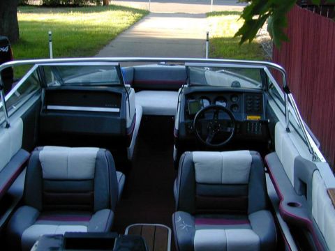 1989 Maxum 2000/XC - Interior view of a boat, showing the helm, seats, and dashboard with gauges.