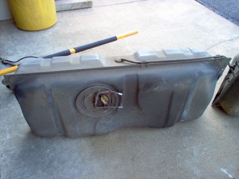 1994 Ford Crown Victoria - The old tank has only 1 bung on top, and the old-style locking ring for the pump.