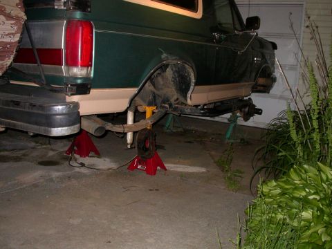 1990 Ford Bronco - The bronco looks so sad without it's wheels on. And mising an axle.