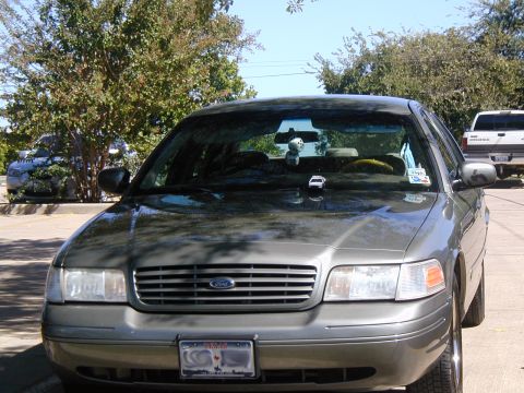 2000 Ford Crown Victoria - This 2000 Ford Crown Victoria is seen from the front, a Texas license plate and a prominent Ford grille.
