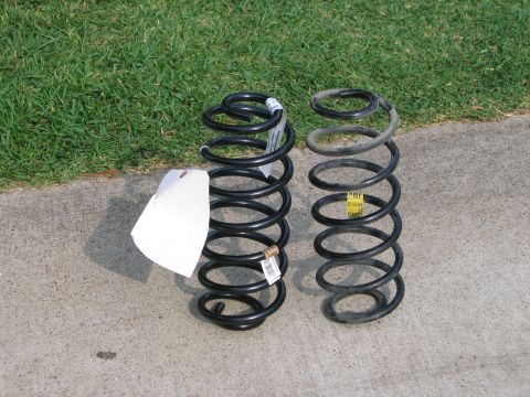 2000 Ford Crown Victoria - Left: P71 "HH" spring. Right: Stock spring.