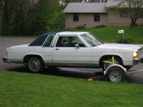 1985 Ford Crown Victoria LTD - White 1985 Ford Crown Victoria LTD on a trailer, ready for transport.