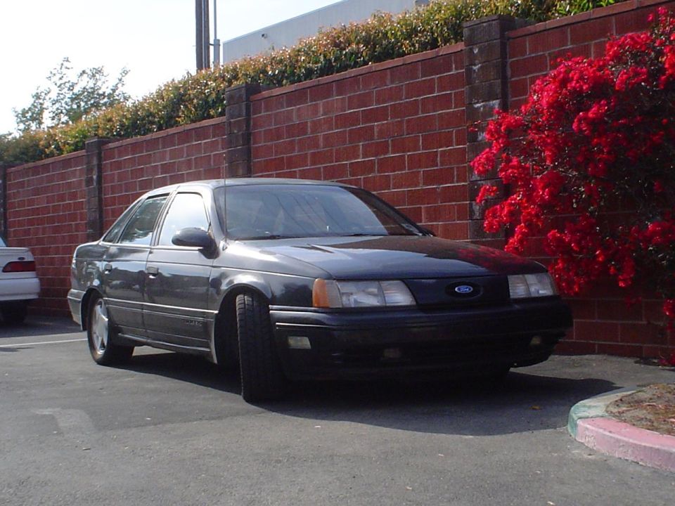 1993 Ford Taurus sedan, front 3/4 view, dark color