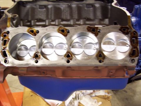 1983 Ford Bronco - 351 W bored .030" - Speedpro hyperutectic pistons - Comp extreme 4x4 cam - Edelbrock performer intake and carb