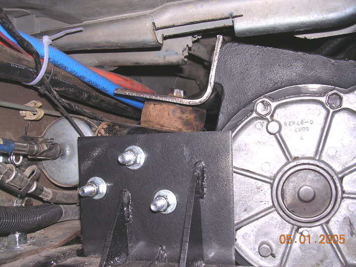 I turned the stock lower mount 90 degrees and welded this 1/4 plate to the XM.  then, using 3/8 bolts mounted it up.