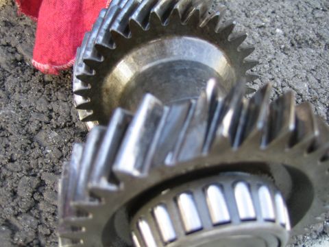 1985 Ford Mustang - Gears and bearing shown in detail, with a red cloth visible.