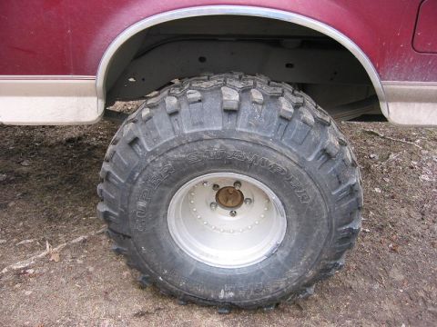 1993 Ford Bronco - Rear tire look pretty good.. But don't have anything to flex it on.