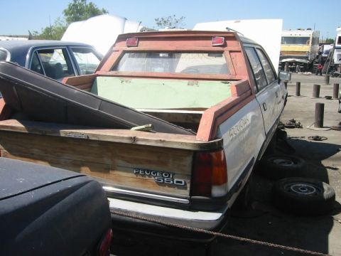 1985 Peugeot 505 - Better view of the rear window and rear wall.