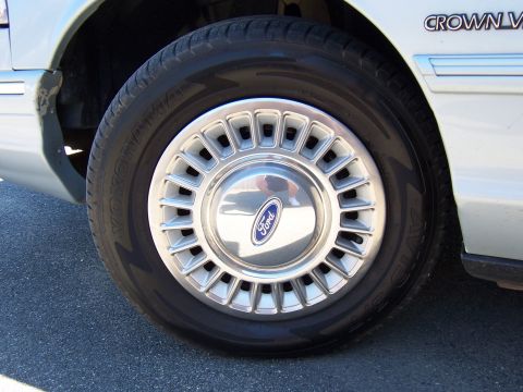 1995 Ford Crown Victoria photo