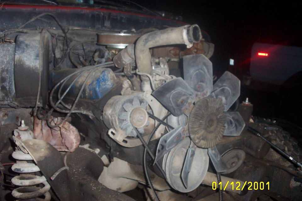 Engine bay with fan, belts, and hoses visible. Date stamp reads 01/12/2001