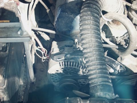 1979 Ford Bronco - theres the 3G all nestled in snugly. there is still an inch between the block. universal $10 bracket on the water pump from AutoZone