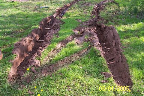 1979 Ford Bronco - Tire tracks show a vehicle struggled to gain traction in the mud.