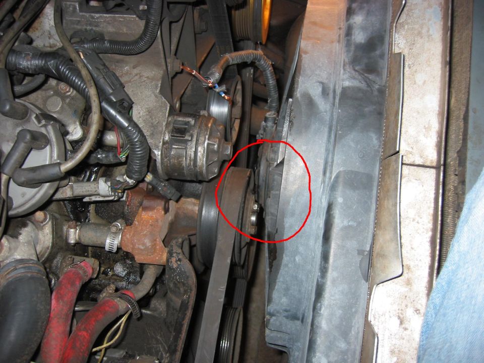 T-bird fan held in place. There is very little room, 1-2 mm between the motor and the pulleys...not gonna work.