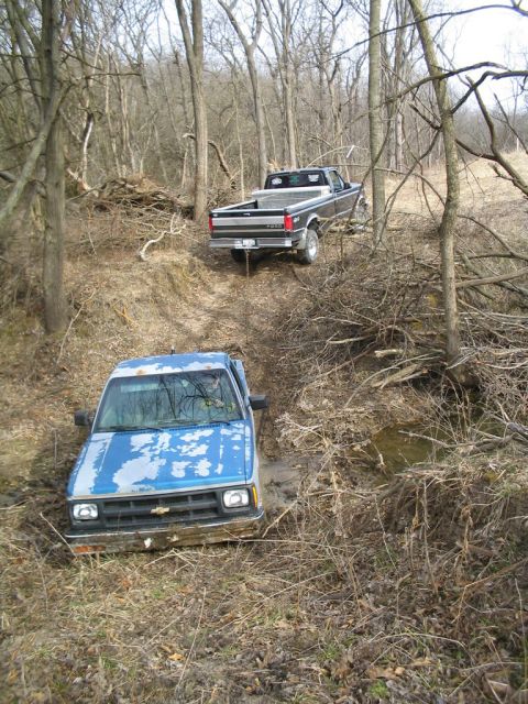 1979 Ford F-150 - 2wd tryin to be 4x4 and bein pulled out by a Ford again