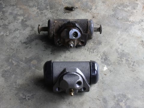 1991 Ford Bronco - Comparison of a new brake wheel cylinder with an old, worn one.