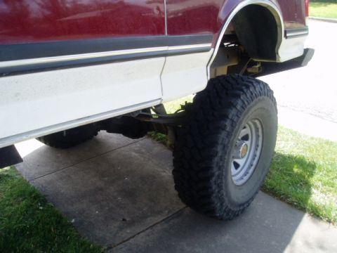 1990 Ford Bronco - This 1990 Ford Bronco features a two-tone red and white paint scheme and is equipped with large off-road tires.