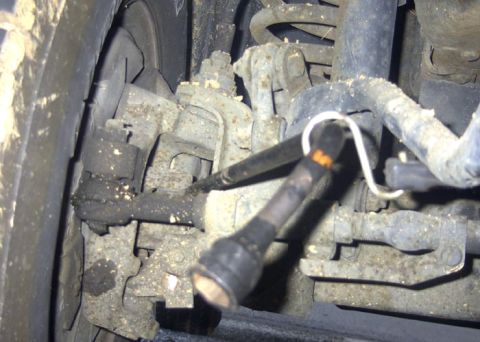 1989 Ford Bronco - As I was doing this project "Lone Ranger" style, I needed to apply outward pressure on the axle shaft u-joint. The only way I could quickly…
