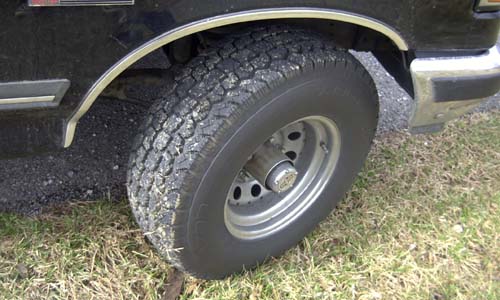 1989 Ford Bronco front wheel and fender detail