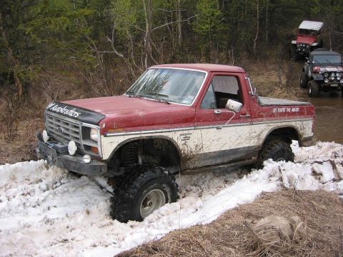 1985 Ford Bronco - Found and got stuck in the on'y snow drift on the trail.