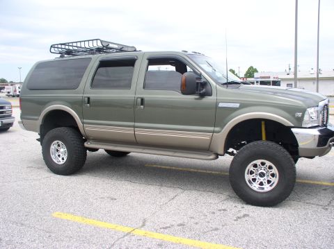 2000 Ford Excursion - This lifted 2000 Ford Excursion features a roof rack and aftermarket wheels.