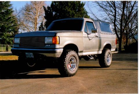 1987 Ford Bronco - 4" rough country lift, 33" les schabb mudders