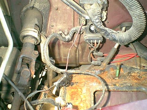 1983 Ford Bronco - this is where the Aux power line goes to and i decided to pull the tray and clean it. then paint it.