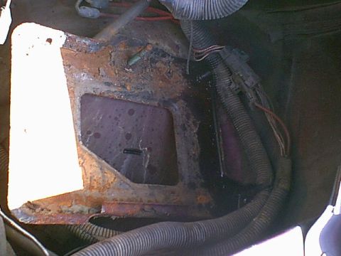 1983 Ford Bronco - this is another pic of the battery tray in the van. it is all surface at this time.