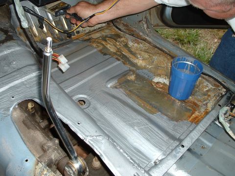 1985 Ford Bronco - Starting to aplly the POR15. Its a lot thinner than i tought it would be and tends to drip a lot, but it sticks after a few seconds.