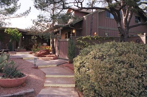 1994 Ford Bronco - A view of a house and its surrounding yard, with a prominent Supermotors logo visible.