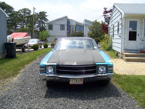 1971 Chevrolet Chevelle - Front view of a 1971 Chevrolet Chevelle, showing its grille and headlights.